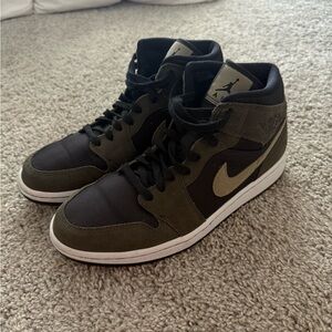 Nike WMNS Jordan 1 Mid Olive